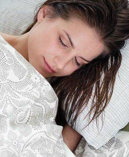 La bonne façon de dormir avec les cheveux mouillés (pour qu’ils soient beaux le lendemain matin!)