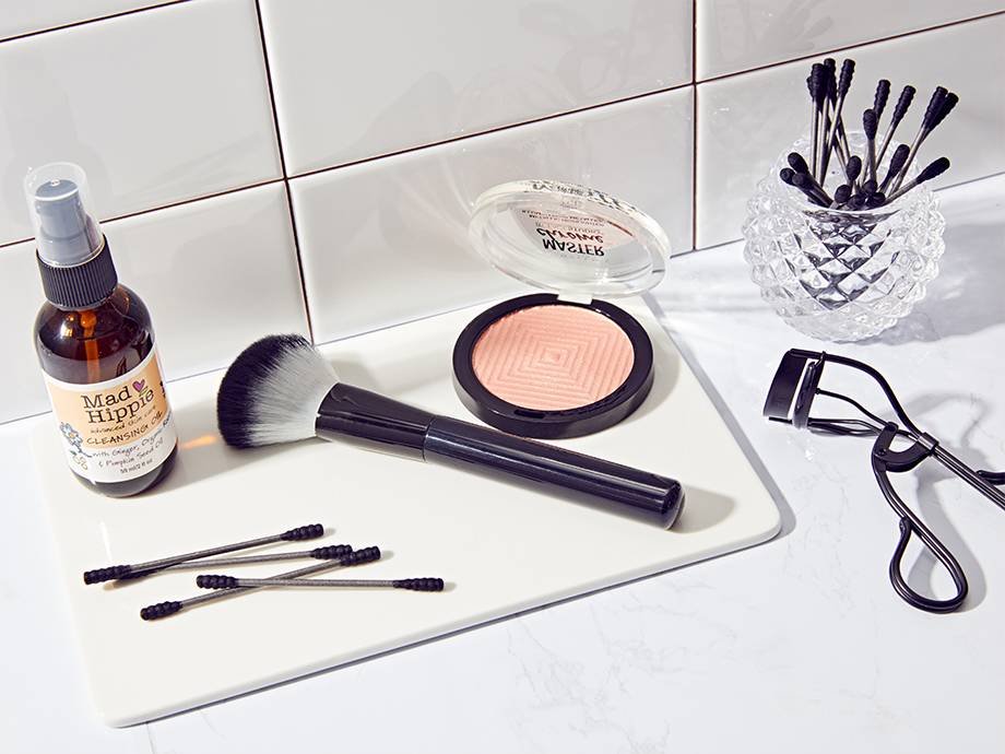 Mad Hippie Cleansing Oil and Maybelline Masterchrome Highlighter in Molten Peach