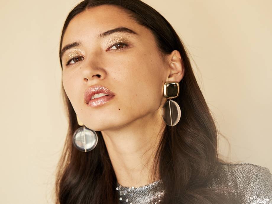 How to Create a Glitter Eye and Glitter Lip Makeup Look In Just 4 Steps