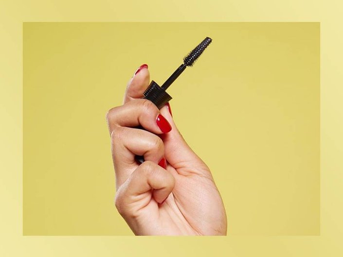 hand holding mascara wand