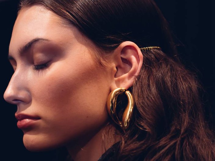 Here’s How To Apply Bronzer The Right Way