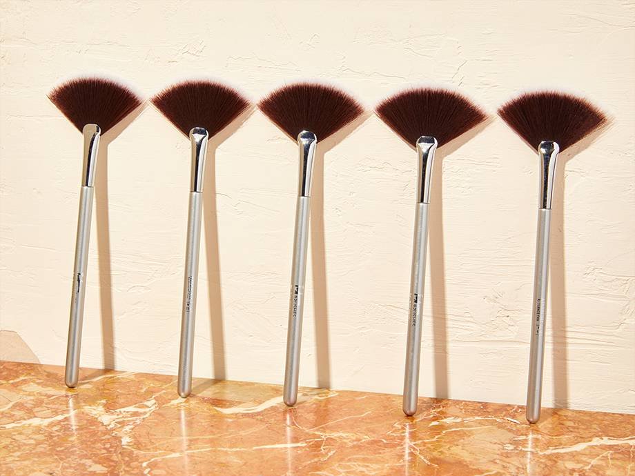 How to Use a Makeup Fan Brush by L’Oréal  Makeup.com