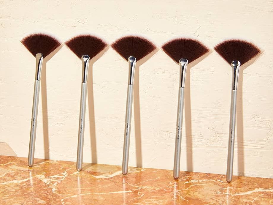 10 Ways to Use a Fan Makeup Brush