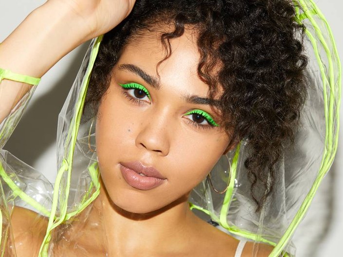 makeup with lime green dress How to Recreate Kendall Jenner's Neon Green Eyeliner Look From Drake's Party | VOGUE India