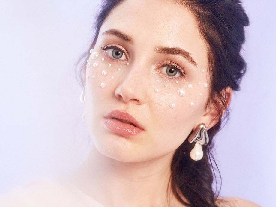 How to Incorporate Pearls Into Your Makeup Routine 