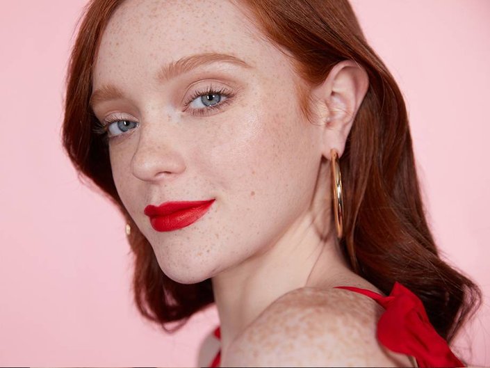 4 Ways to Keep Your Lipstick From Smudging