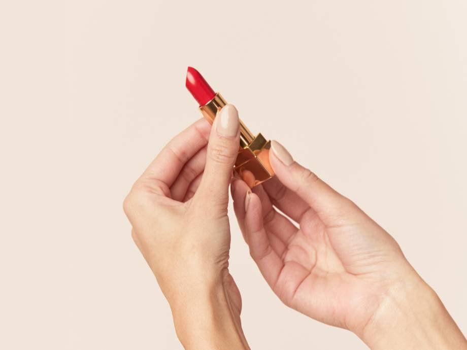 This Hack for Fixing Dry Lipstick Is a Game-Changer