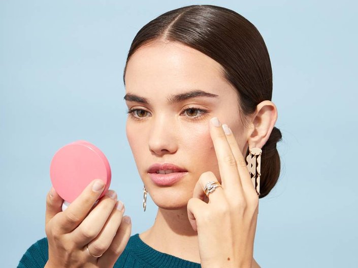 How to Use Highlighter to Conceal Dark Circles