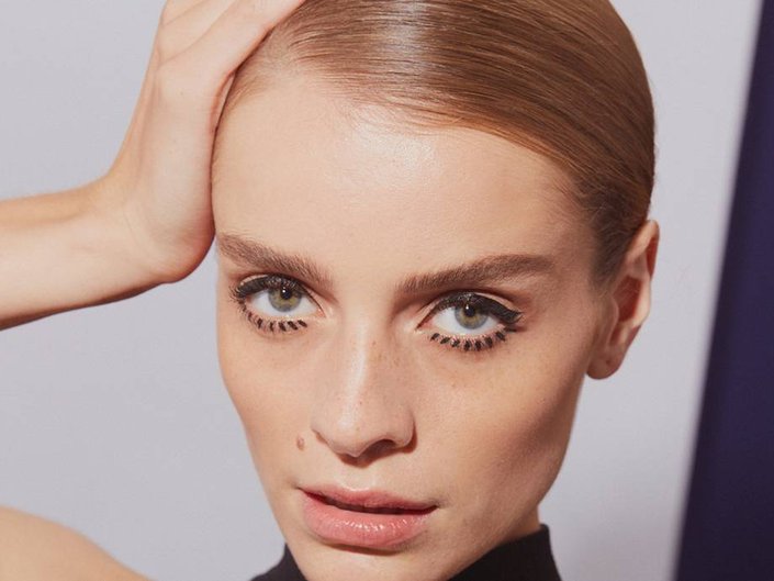How to Get Modern Twiggy Makeup in Just Three Steps