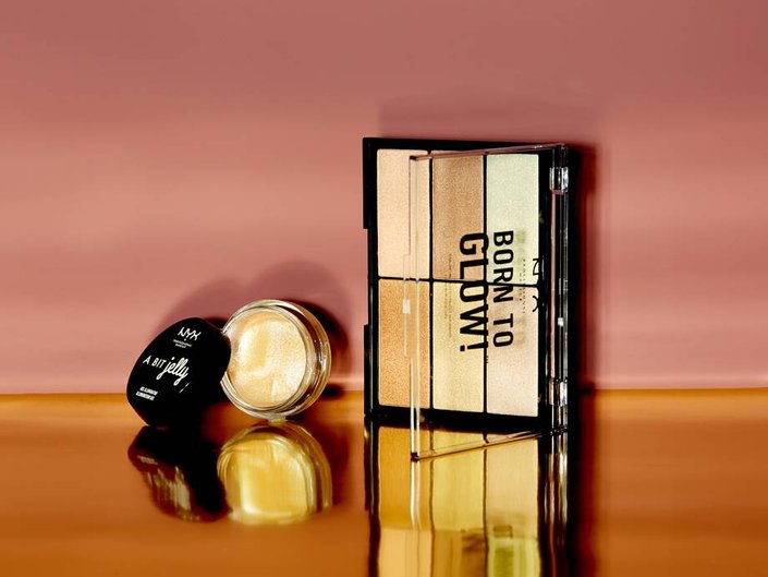 How to Combine Liquid and Powder Highlighter for a Blinding Dream