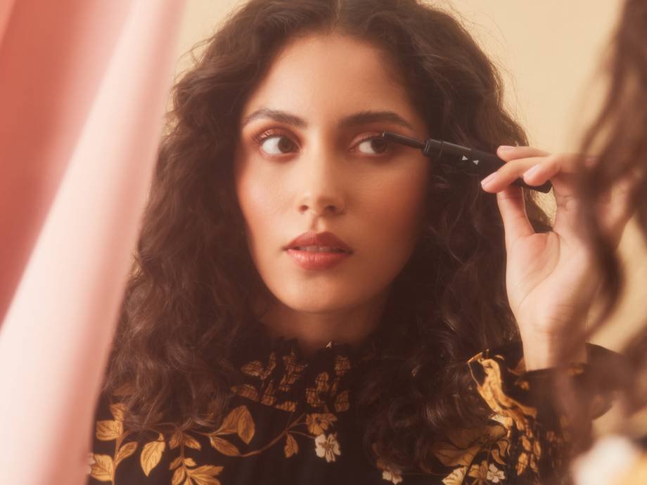 The Right Way To Use A Heated Eyelash Curler Makeup Com