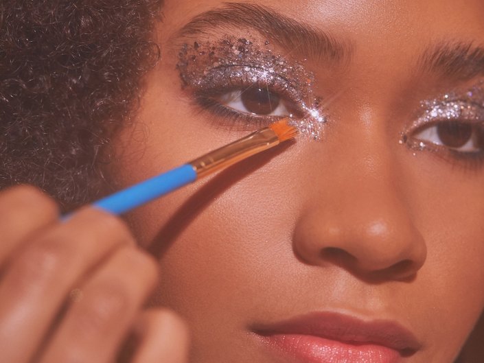 How To Wear Glitter Makeup, According To Pro Makeup Artists
