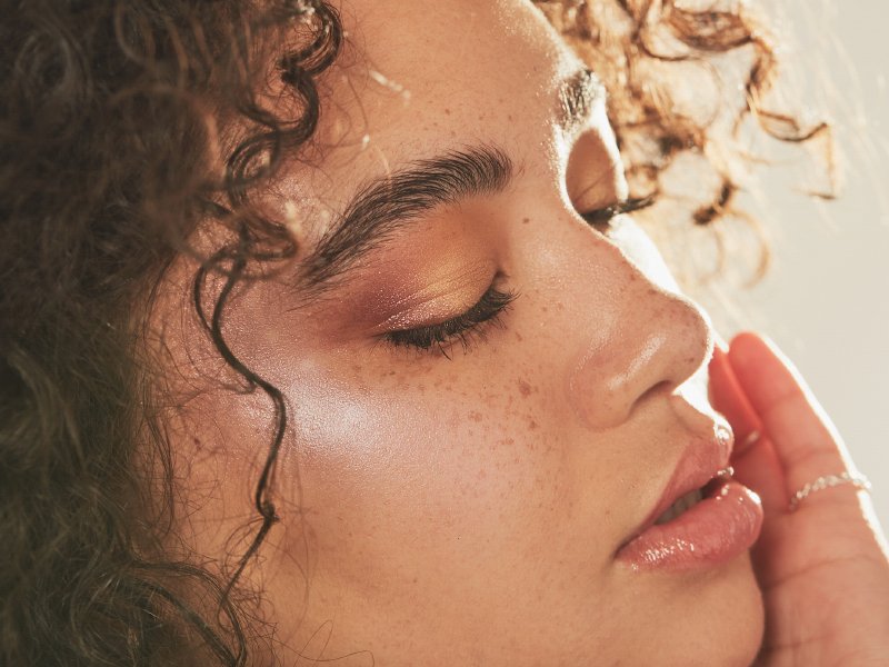 How To Choose Highlighter Based On Your Skin Tone Makeup Com
