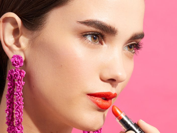 This Hack for Fixing Dry Lipstick Is a Game-Changer