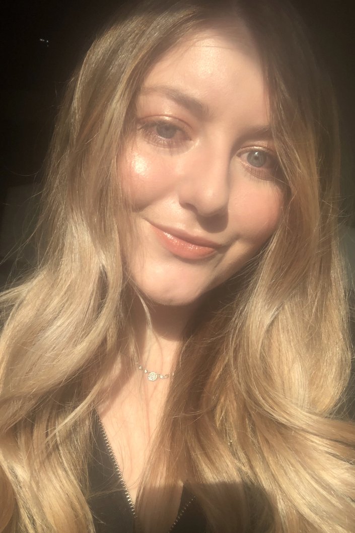 person wearing Maybelline New York Color Strike Cream-to-Powder Eyeshadow Pen in Spark