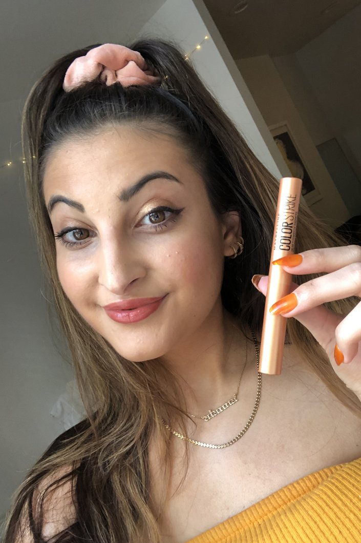 person wearing Maybelline New York Color Strike Cream-to-Powder Eyeshadow Pen in Flash