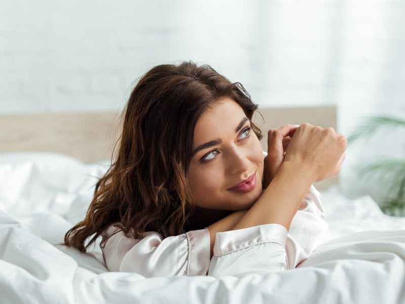 The Right Way to Sleep on Wet Hair (So It Actually Looks Good In the Morning!)