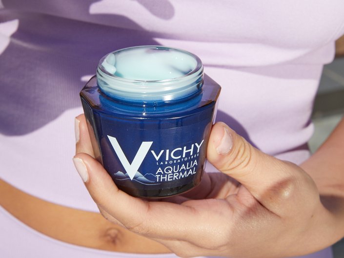 hand holding vichy aqualia thermal water gel moisturizer
