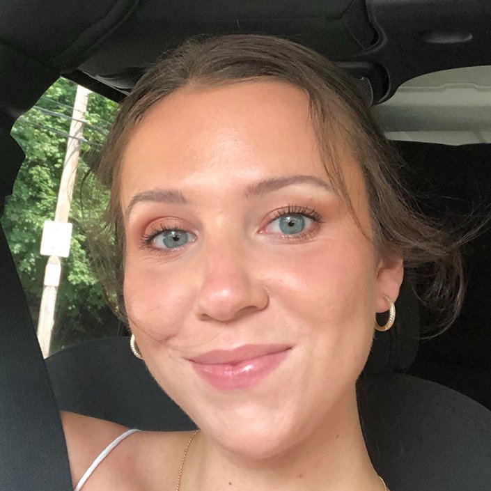 person wearing it cosmetics hello lashes mascara