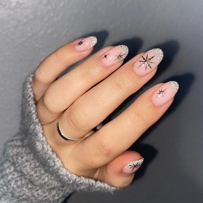 Chic Frosted Snowflake Winter Nails
