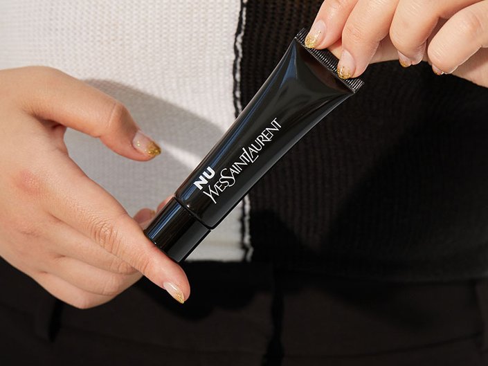 hands holding ysl beauty nu tone corrector