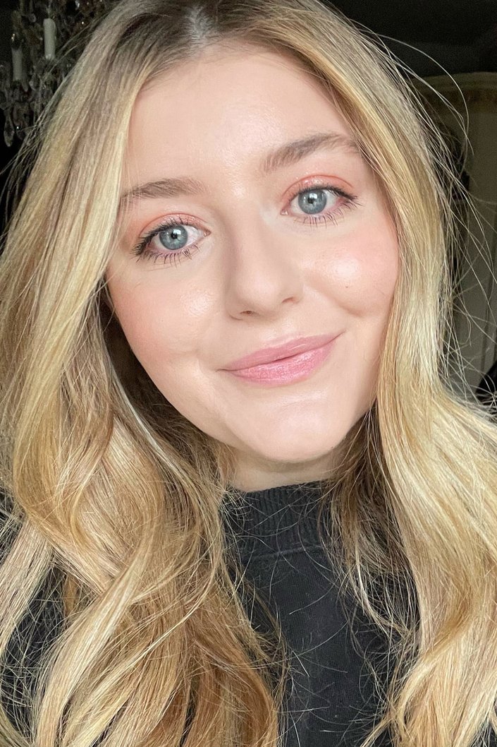 person wearing l'oreal paris infallible powder in a foundation in ivory