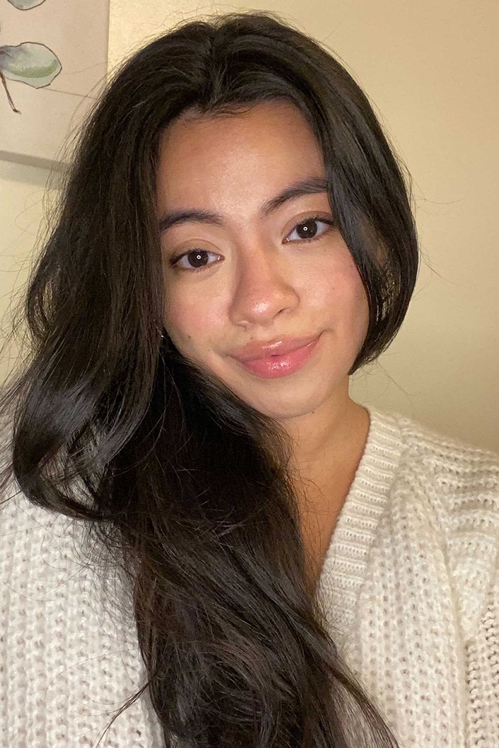 person wearing l'oreal paris infallible powder in a foundation in linen