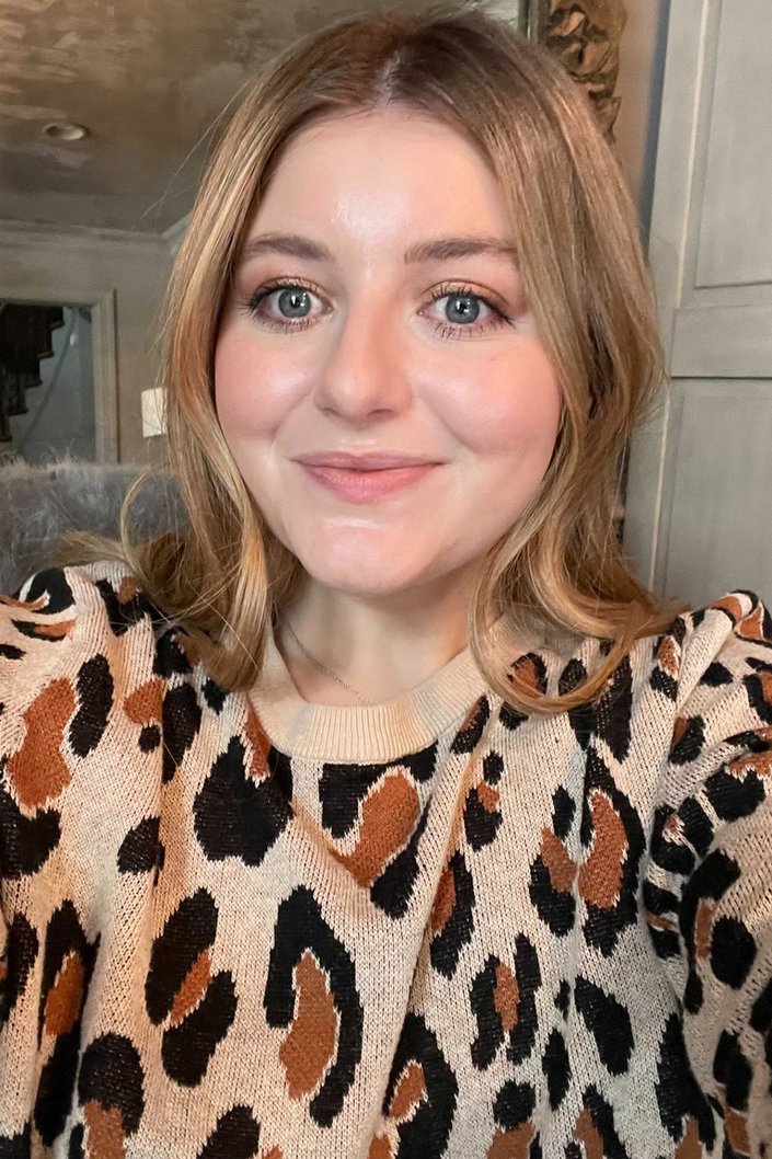 person wearing l'oreal paris les nus colour riche lipstick in nu determiné