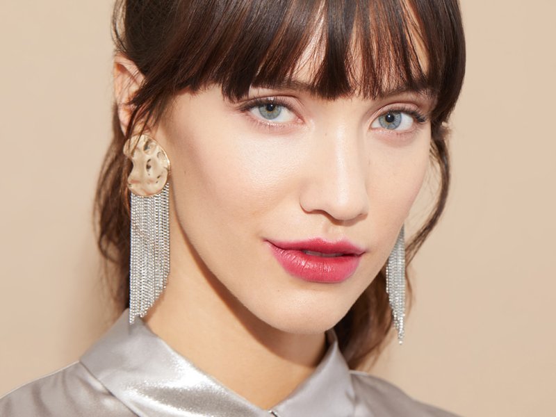 how to wear makeup with bangs