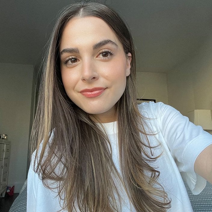 Alyssa wearing L'Oréal Paris Infallible Up to 24H Fresh Wear Soft Matte Bronzer in Light Medium
