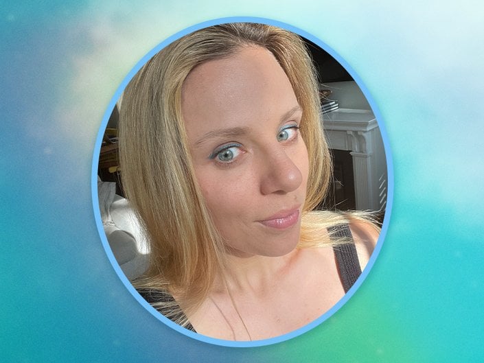 Person wearing a blue liquid eyeliner look created with micellar water and eyeshadow.