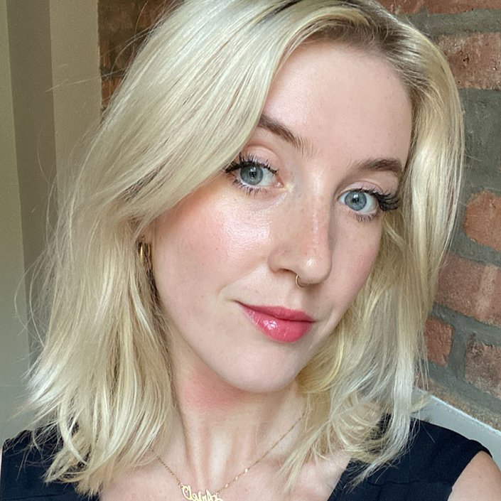 Person wearing Maybelline New York Green Edition Balmy Lip Blush