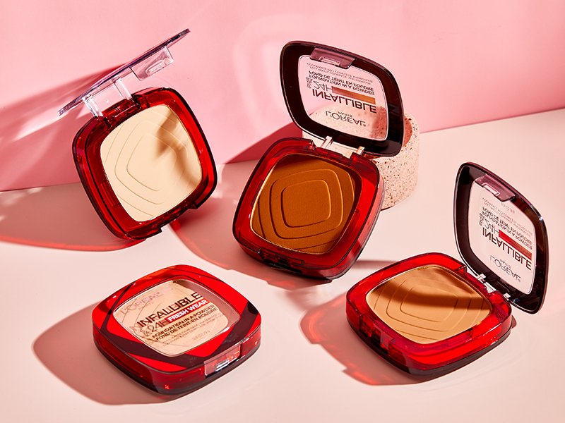 Four L'Oréal Paris Infallible 24H Fresh Wear Foundation in a Powder compacts in different shades
