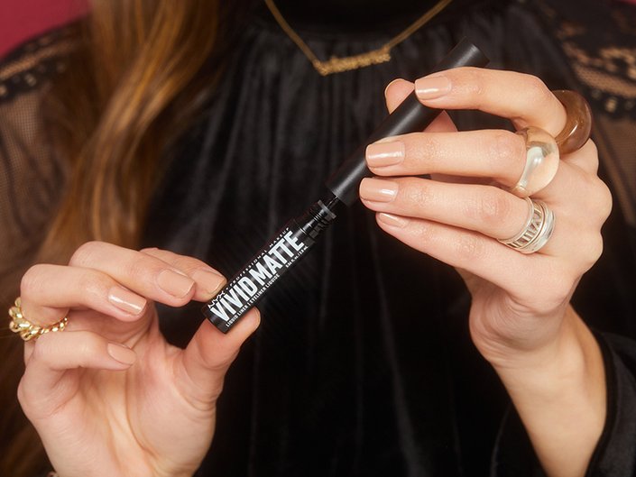 Picture of a person holding the NYX Professional Makeup Vivid Matte Liquid Liner
