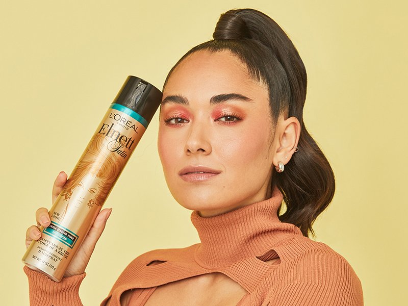 Picture of a model holding the L'Oréal Paris Elnett Satin Extra Strong Hold Hairspray