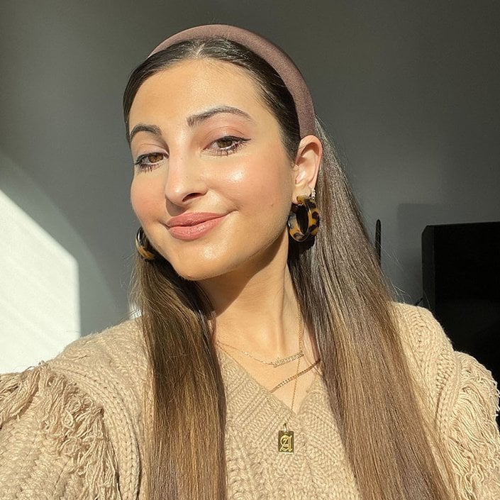 Editor wearing the L’Oréal Paris True Match Blendable Foundation in N6