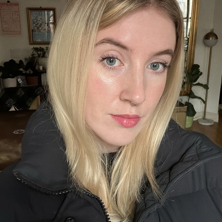 Editor wearing the L’Oréal Paris True Match Super-Blendable Foundation in W2