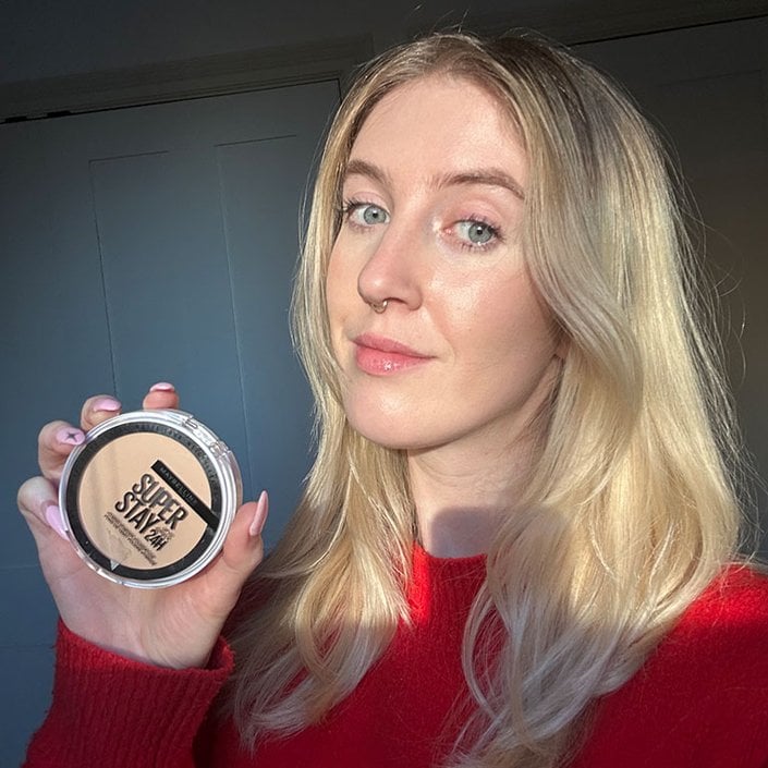 Ariel wearing the Maybelline New York Super Stay Up to 24HR Hybrid-Powder Foundation in 118