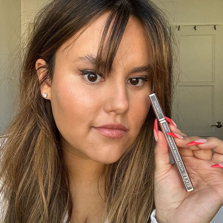 Reece wearing and holding up the Lancôme Idôle Liner in Shadow Grey