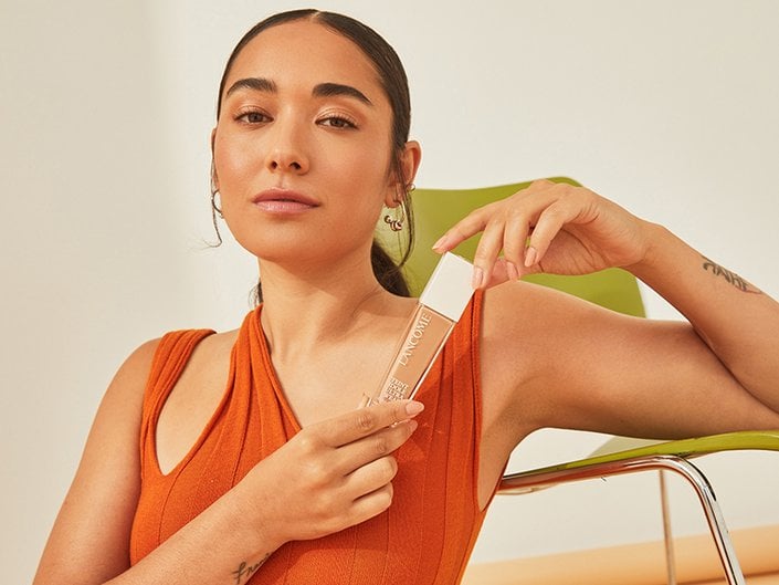 Picture of a model holding the Lancôme Teint Idole Ultra Wear Care & Glow Serum Foundation