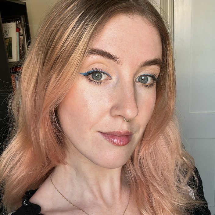 Image of editor wearing winged eyeliner created with the Urban Decay 24/7 Inks Liquid Eyeliner