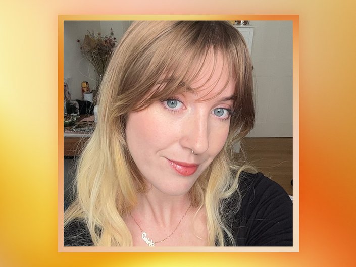 Picture of the editor on an orange graphic background