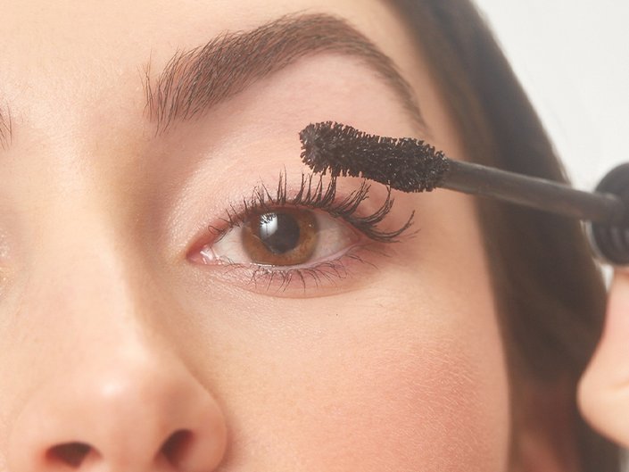 Person applying mascara