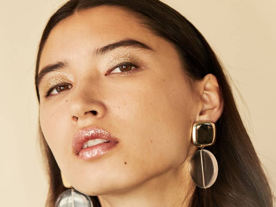 An Easy Glitter Lipstick Makeup Tutorial